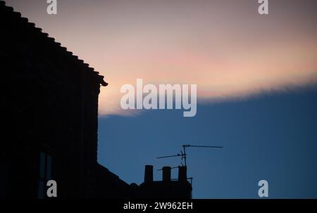 Wintersonnenuntergang mit seltenem optischen Effekt von schillernden Wolken im Himmel Beverley East Yorkshire UK Stockfoto