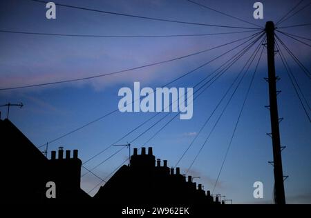 Wintersonnenuntergang mit seltenem optischen Effekt von schillernden Wolken im Himmel Beverley East Yorkshire UK Stockfoto