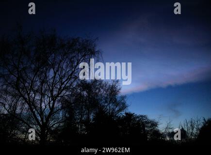 Wintersonnenuntergang mit seltenem optischen Effekt von schillernden Wolken im Himmel Beverley East Yorkshire UK Stockfoto