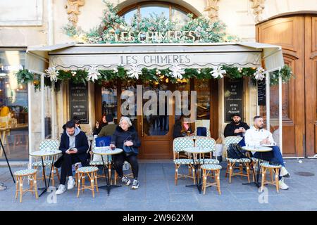 Das Café Les Chimeres befindet sich in einer belebten Ecke des Place de Saint Paul in Paris, Frankreich. Stockfoto