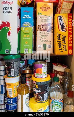 Lebensmittel verschiedener Marken, die in einem Küchenschrank gelagert werden Stockfoto