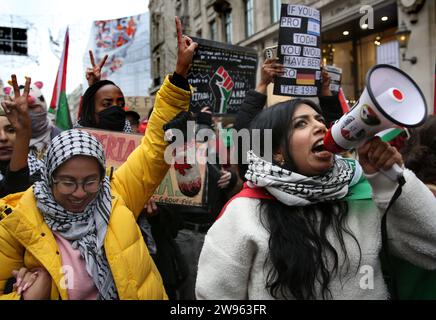 London, Großbritannien. Dezember 2023. Demonstranten marschieren entlang der Regent Street, während sie während der Demonstration Slogans schreien. Schwestern Unbeschnittene Unterstützer versammelten sich und marschierten im Londoner West End Einkaufsviertel zur Unterstützung der Palästinenser. Sie verlangten einen dauerhaften Waffenstillstand in Gaza und Kunden, Unternehmen zu boykottieren, die Israel unterstützen. (Foto von Martin Pope/SOPA Images/SIPA USA) Credit: SIPA USA/Alamy Live News Stockfoto