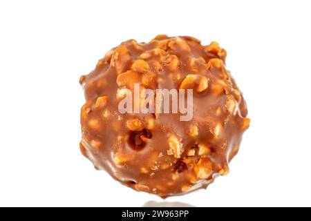 Ein Schokoladenbonbon mit einer Nuss, Makro, isoliert auf weißem Hintergrund. Stockfoto