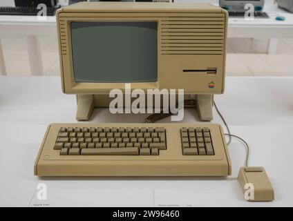 Lisa ist ein von Apple entwickelter Desktop-Computer, der am 19. Januar 1983 veröffentlicht wurde. Rosafarbener Hintergrund. Stockfoto