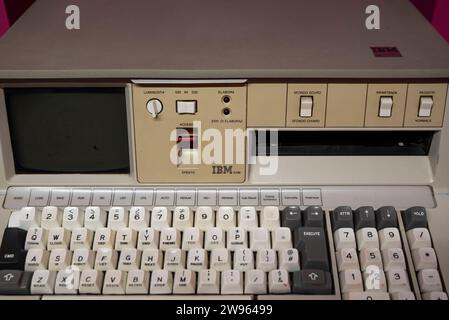 Der IBM 5100 Portable Computer ist einer der ersten tragbaren Computer, der im September 1975 eingeführt wurde. Stockfoto