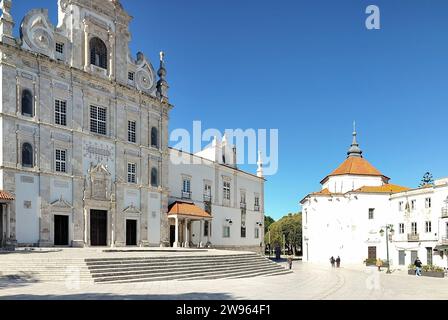 Kathedrale unserer Lieben Frau von der Unbefleckten Empfängnis, gegenüber dem Platz Sa da Bandeira im historischen Herzen der Stadt, Panoramaaufnahme, Santarem, Portugal Stockfoto