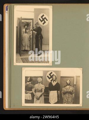 Weihnachten an der Reichsbahn, Anonym, 1943 Fotoalbum Magazin mit zwei Fotos von der Weihnachtsfeier auf der Deutschen Reichsbahn in Utrecht am 17. Dezember 1943. Zwei Fotos einer Reihe von Spielern, die mit Masken spielen. Auf beiden Fotos ist ein Banner mit Hakenkreuz zu sehen. Teil des Fotoalbums Deutsche Reichsbahn, 1943-1944. Utrechter fotografischer Support. Weihnachtsfeier mit Gelatine und Silberdruck aus Pappe (nicht-liturgische Feier). theater, Theateraufführung Utrecht. Stadsschouwburg Stockfoto