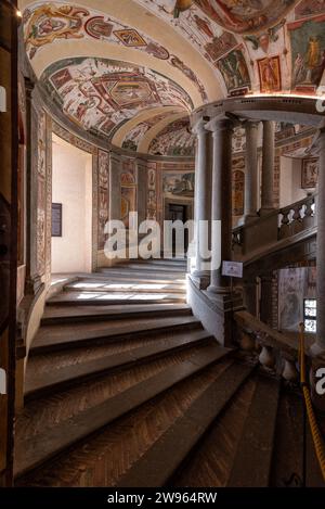 Palazzo Farnese, die Haupttreppe oder Scala Regia, eine anmutige Treppenspirale, die von Paaren ionischer Säulen unterstützt wird. Fresken von Antonio Tempesta. Stockfoto