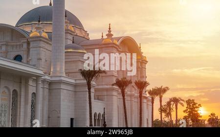 Pearl, Doha, Katar - 12. Dezember 2023 : die neu eröffnete Hamad bin Jassim Moschee | die Perleninsel Stockfoto