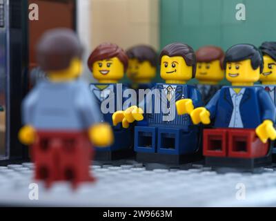 Tambow, Russische Föderation - 24. Dezember 2023 Minifiguren von Lego-Geschäftsleuten, die eine Tagung in einem Tagungsraum abhalten. Stockfoto