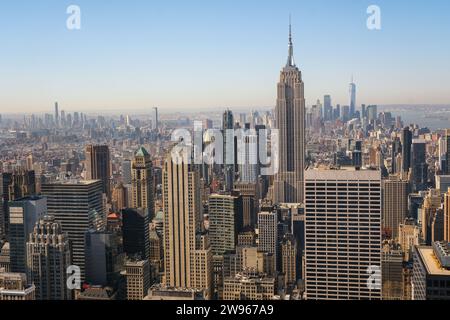 New York, USA - 13. April 2023: Blick auf Manhattan bei Sonnenaufgang. Stockfoto