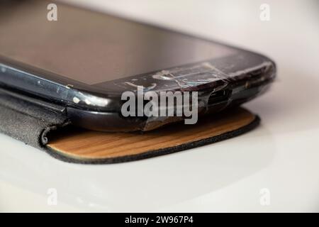 Es gibt ein altes Handytelefon mit Klebeband auf dem Tisch, Telefonreparatur, Handyreparatur Stockfoto