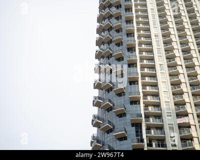 Moderne städtische Infrastruktur. Häuser in Batumi. Hohe Gebäude für Bewohner. Abstraktion. Asiatische Architektur. Balkone und Fenster Stockfoto