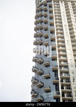 Moderne städtische Infrastruktur. Häuser in Batumi. Hohe Gebäude für Bewohner. Abstraktion. Asiatische Architektur. Balkone und Fenster Stockfoto