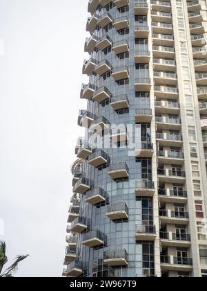 Moderne städtische Infrastruktur. Häuser in Batumi. Hohe Gebäude für Bewohner. Abstraktion. Asiatische Architektur. Balkone und Fenster Stockfoto