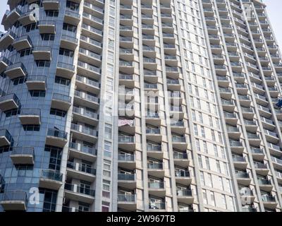 Moderne städtische Infrastruktur. Häuser in Batumi. Hohe Gebäude für Bewohner. Abstraktion. Asiatische Architektur. Balkone und Fenster Stockfoto