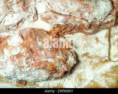 Ein Stück gehacktes Hühnchen in Mehl. Fleisch nach dem Fleischwolf. Koteletts. Hackfleisch in Nahaufnahme. Panieren Stockfoto