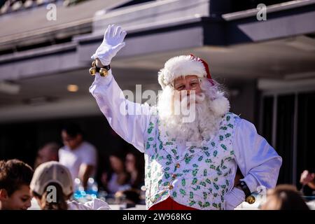 Charlotte, NC, USA. Dezember 2023. Santa Claus tritt beim NFL-Matchup zwischen den Carolina Panthers und den Green Bay Packers in Charlotte auf. (Scott Kinser/Cal Sport Media). Quelle: csm/Alamy Live News Stockfoto