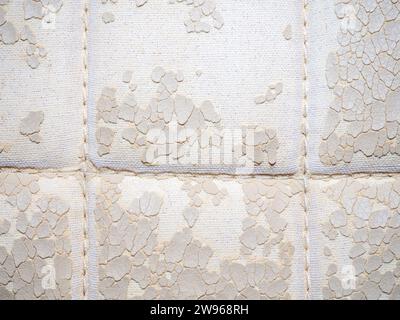 Hintergrund aus abgeschältem Kunstleder. Nähte am Material. Alte Oberfläche. Gerissenes Leder. Stuhlpolster. Stockfoto