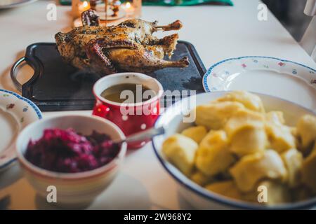 Traditionelles schlesisches weihnachtsessen: Gebratene Ente, Kartoffelknödel, Purpurkohl und Soße Stockfoto