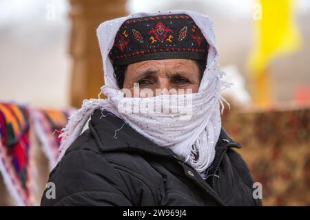 Taschkurgan, China. März 2016. Tadschikische Frau mit traditionellem nationalen Hut wird während der Feier des Navruz-Frühlingsfestes in einem Dorf Taschkurgan im Autonomen Kreis Tadschikisch in Xinjiang, China, gesehen Stockfoto