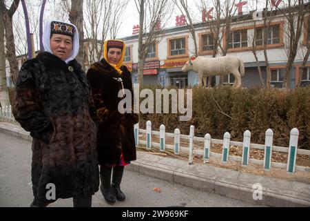 Taschkurgan, China. März 2016. Die Menschen laufen auf einer Straße im Dorf Taschkurgan im autonomen Tadschikischen County in Xinjiang, China Stockfoto