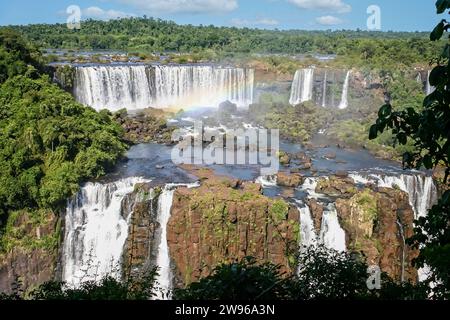 Wasserkaskaden über mehrere Wasserfälle mit Regenbogen an den Iguacu Falls in Brasilien am 18. Februar 2008 Stockfoto