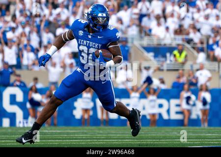 Der Kentucky Linebacker Trevin Wallace spielt den Ball während des Fußballspiels Kentucky gegen Florida am Samstag, dem 30. September 2023, im Kroger Field. Stockfoto