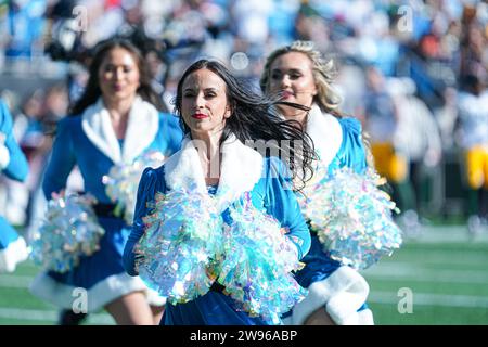 Charlotte, North Carolina, USA, 24. Dezember 2023, Cheerleader für die Carolina Panthers im Bank of America Stadium. (Foto: Marty Jean-Louis/Alamy Live News Stockfoto