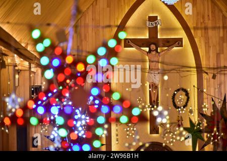 Srinagar, Indien. Dezember 2023. Ein Kruzifix ist an einem Altar in der katholischen Kirche der Heiligen Familie während der Weihnachtsfeier in Srinagar zu sehen. (Foto: Saqib Majeed/SOPA Images/SIPA USA) Credit: SIPA USA/Alamy Live News Stockfoto