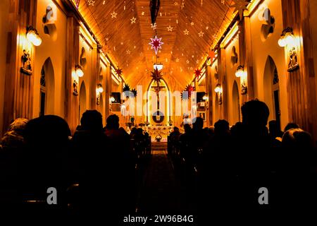 Srinagar, Indien. Dezember 2023. Christen beten in der katholischen Kirche der Heiligen Familie während der Weihnachtsfeier in Srinagar. (Foto: Saqib Majeed/SOPA Images/SIPA USA) Credit: SIPA USA/Alamy Live News Stockfoto