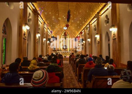 Srinagar, Indien. Dezember 2023. Christen beten in der katholischen Kirche der Heiligen Familie während der Weihnachtsfeier in Srinagar. (Foto: Saqib Majeed/SOPA Images/SIPA USA) Credit: SIPA USA/Alamy Live News Stockfoto