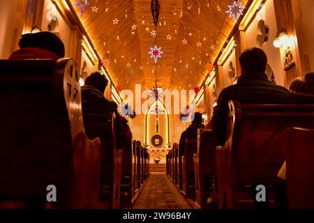 Srinagar, Indien. Dezember 2023. Christen beten in der katholischen Kirche der Heiligen Familie während der Weihnachtsfeier in Srinagar. (Foto: Saqib Majeed/SOPA Images/SIPA USA) Credit: SIPA USA/Alamy Live News Stockfoto