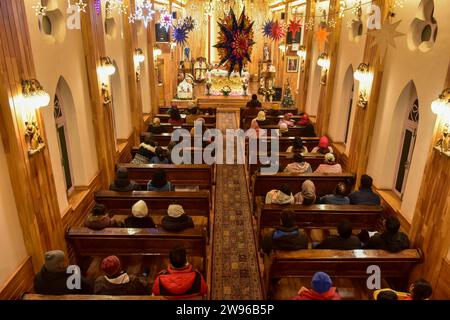 Srinagar, Indien. Dezember 2023. Christen beten in der katholischen Kirche der Heiligen Familie während der Weihnachtsfeier in Srinagar. (Foto: Saqib Majeed/SOPA Images/SIPA USA) Credit: SIPA USA/Alamy Live News Stockfoto