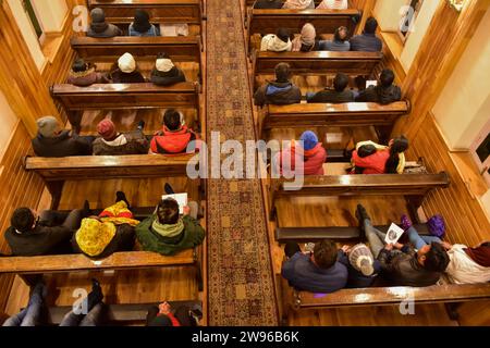 Srinagar, Indien. Dezember 2023. Christen beten in der katholischen Kirche der Heiligen Familie während der Weihnachtsfeier in Srinagar. (Foto: Saqib Majeed/SOPA Images/SIPA USA) Credit: SIPA USA/Alamy Live News Stockfoto