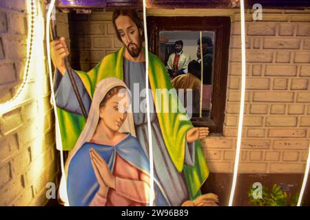 Srinagar, Indien. Dezember 2023. Christen beten in der katholischen Kirche der Heiligen Familie während der Weihnachtsfeier in Srinagar. (Foto: Saqib Majeed/SOPA Images/SIPA USA) Credit: SIPA USA/Alamy Live News Stockfoto