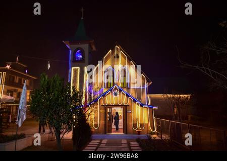 Srinagar, Indien. Dezember 2023. Ein Christ geht während der Weihnachtsfeier in Srinagar in Richtung der katholischen Kirche der Heiligen Familie. (Foto: Saqib Majeed/SOPA Images/SIPA USA) Credit: SIPA USA/Alamy Live News Stockfoto