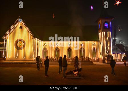 Srinagar, Indien. Dezember 2023. Christen versammeln sich während der Weihnachtsfeier in Srinagar um das Lagerfeuer vor der katholischen Kirche der Heiligen Familie. (Credit Image: © Saqib Majeed/SOPA Images via ZUMA Press Wire) NUR REDAKTIONELLE VERWENDUNG! Nicht für kommerzielle ZWECKE! Stockfoto