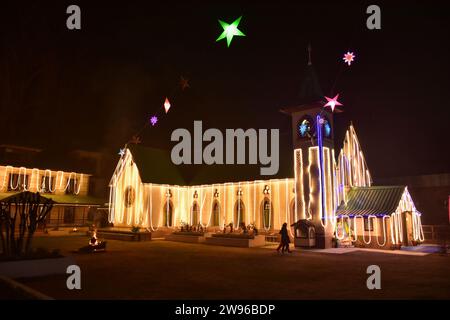 Srinagar, Indien. Dezember 2023. Christen kommen während der Weihnachtsfeier in Srinagar zum Gebet in der katholischen Kirche der Heiligen Familie an. (Credit Image: © Saqib Majeed/SOPA Images via ZUMA Press Wire) NUR REDAKTIONELLE VERWENDUNG! Nicht für kommerzielle ZWECKE! Stockfoto