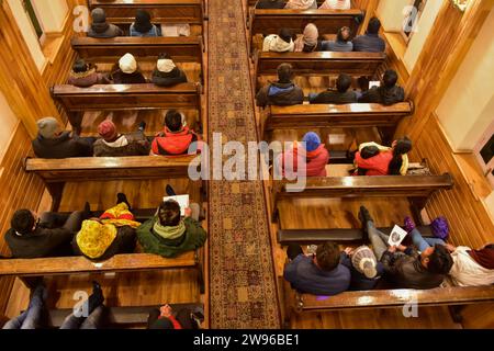 Srinagar, Indien. Dezember 2023. Christen beten in der katholischen Kirche der Heiligen Familie während der Weihnachtsfeier in Srinagar. (Credit Image: © Saqib Majeed/SOPA Images via ZUMA Press Wire) NUR REDAKTIONELLE VERWENDUNG! Nicht für kommerzielle ZWECKE! Stockfoto
