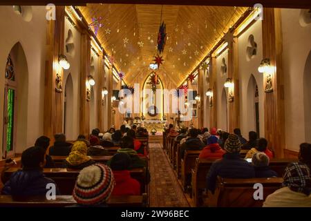 Srinagar, Indien. Dezember 2023. Christen beten in der katholischen Kirche der Heiligen Familie während der Weihnachtsfeier in Srinagar. (Credit Image: © Saqib Majeed/SOPA Images via ZUMA Press Wire) NUR REDAKTIONELLE VERWENDUNG! Nicht für kommerzielle ZWECKE! Stockfoto