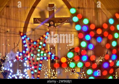 Srinagar, Indien. Dezember 2023. Ein Kruzifix ist an einem Altar in der katholischen Kirche der Heiligen Familie während der Weihnachtsfeier in Srinagar zu sehen. (Credit Image: © Saqib Majeed/SOPA Images via ZUMA Press Wire) NUR REDAKTIONELLE VERWENDUNG! Nicht für kommerzielle ZWECKE! Stockfoto
