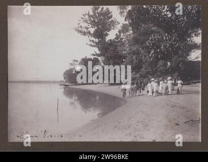 Am Flussufer von Albina, Anonym, fotografieren 1912 Mitglieder der Familie Gonggrijp und Freunde, die den Fluss entlang im Dorf Albina spazieren. Während eines Besuchs der Familie Gonggrijp im Dezember 18-19 1912. Teil einer Gruppe von elf Albummagazinen mit Familienfotos der Familie Gonggrijp in Suriname, CA. 1912. Suriname fotografisches Hilfsdorf (+ Stadt(-Landschaft) mit Figuren, Personal) Suriname. Albina Stockfoto