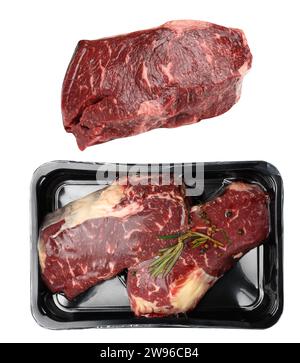 Zwei rohe Rindersteaks in einem Kunststoffbehälter mit Gewürzen und auf weißem Hintergrund vakuumisiert, Verpackung für langfristige Lagerung, Draufsicht Stockfoto