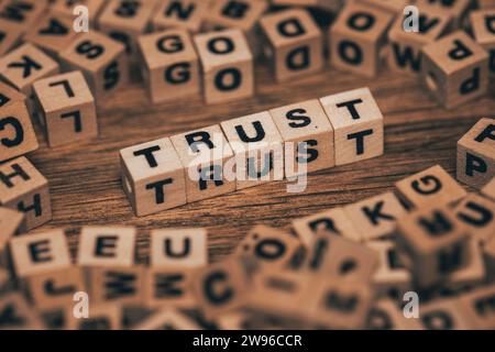 Vertrauenssymbol, das Wort Vertrauen, das in verstreuten Buchstaben, Geschäftskonzept, Vertrauen und Verantwortung angeordnet ist Stockfoto