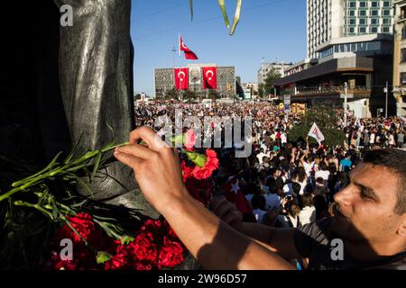 Die Polizei benutzte Wasserkanonen, um Tausende von Menschen zu zerstreuen, die sich am Samstag auf dem Taksim-Platz in Istanbul versammelt hatten, um eine Gedenkstätte für vier Menschen zu beobachten, die während der Re getötet wurden Stockfoto