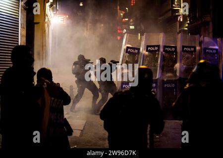 Hunderte von Menschen versammeln sich in der Istiklal-Straße, um gegen die neuen Gesetze zur Internetzensur zu protestieren, die von der türkischen Regierung genehmigt wurden. Stockfoto