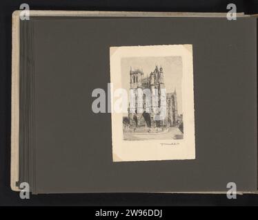 Cathedral Van Amiens, Léopold Robin, 1930–1939 Print-Album-Magazin mit einer Radierung der Kathedrale von Amiens. Teil des Fotoalbums der Wehrmacht 1938–1941. Frankreich Karton. Papierätzkirche (außen) Amiens. Notre-Dame d'Amiens Stockfoto