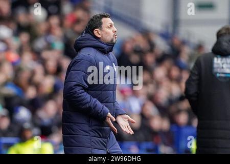 Sheffield, Großbritannien. Dezember 2023. Cardiff City Manager Erol Bulut Gesten beim Sheffield Wednesday FC gegen Cardiff City FC SKY Bet EFL Championship Match im Hillsborough Stadium, Sheffield, England, Großbritannien am 23. Dezember 2023 Credit: Every Second Media/Alamy Live News Stockfoto