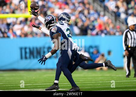 24. Dezember 2023: Seattle Seahawks Cornerback Devon Witherspoon (21) bricht einen Pass auf Tennessee Titans Tight End Chigoziem Okonkwo (85) während der zweiten Hälfte eines NFL-Spiels zwischen den Seattle Seahawks und Tennessee Titans im Nissan Stadium in Nashville TN Steve Roberts/CSM Stockfoto